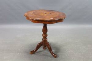 Pelarbord med intarsia på skivan