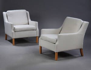 Dansk møbelproducent. Par lænestole i lys uld 2 Denne vare er sat til omsalg under nyt varenummer 4570611