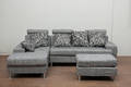 Grå sofa med chaiselong og puf 3