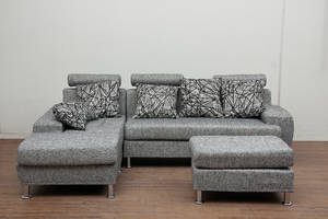 Grå sofa med chaiselong og puf 3