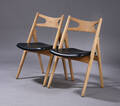 Hans J. Wegner. To savbukkestole af eg, sort læder 2 