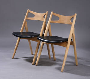 Hans J. Wegner. To savbukkestole af eg, sort læder 2