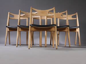Hans J. Wegner. Seks savbukkestole af eg, sort læder 6