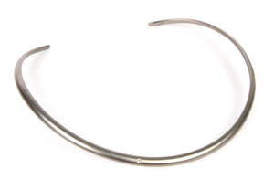 Titanium halsring m diamant.