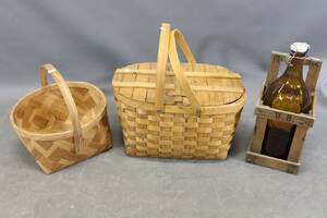 Flaska i träställning och korgar 2 st