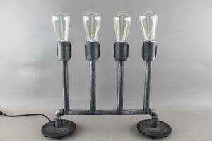 Bordslampa i metall