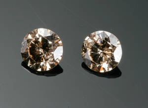 To uindfatede brillanter, ca. 1.04 ct.