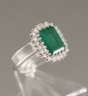Ring mit Smaragd ca. 3.40 ct. und Brillanten ca. 0.55 ct.