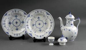 Royal Copenhagen. Musselmalede halvblonde tallerkener og kande m. m 5