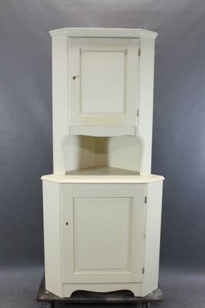 Hörnskåp i gustaviansk stil