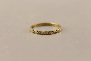 Ring i guld 18 k med 7 st vita stenar