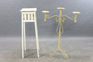 Ljusstake i metall och piedestal 