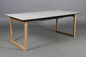 Spisebord med udtræk, samt keramisk plade. Design af Says Who.