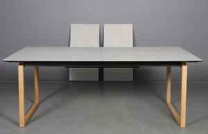 Spisebord med udtræk, samt keramisk plade. Design af Says Who. Incl to tillægsplader. 3