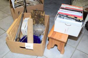 Fyndlåda, pall och böcker