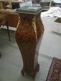 Piedestal, intarsia