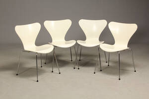Arne Jacobsen. Sæt på fire stole model 3107, Syver4 