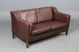Dansk møbelproducent. To-pers sofa.