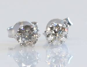 Par brillantørestikker, ca. 0.60 ct. 2