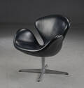 Arne Jacobsen, lænestol model 3320 Svanen sort læder. 