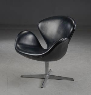 Arne Jacobsen, lænestol model 3320 Svanen sort læder.