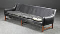 Tre-pers. sofa, sort læder og palisander Denne vare er sat til omsalg under nyt varenummer 4792174