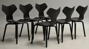 Arne Jacobsen. Sæt på seks Træben Grand Prix stole i sortlaseret ask, model 4130 med certifikater 6 