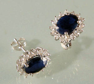 Safir- og brillant ørestikkere.