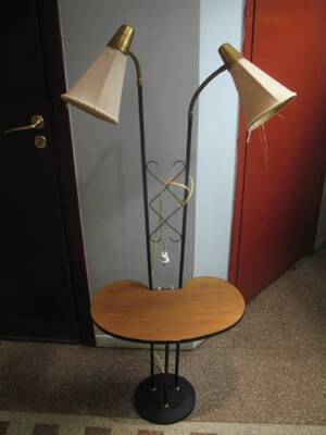 Bord, njurformat med tvåarmad golvlampa 1950-tal