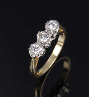 Brillantring af 18 kt. guld og hvidguld, i alt ca. 0.40 ct. Birmingham 1994