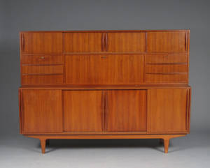 Dansk møbelproducent. Skænk med overdel