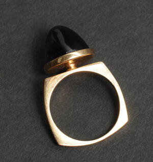 Ring med cabochonsleben ametyst, 14 kt. guld