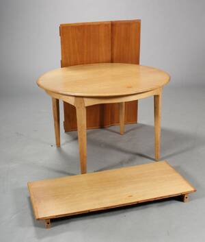 Henning Kjærnulf. Cirkulært spisebord, egetræ