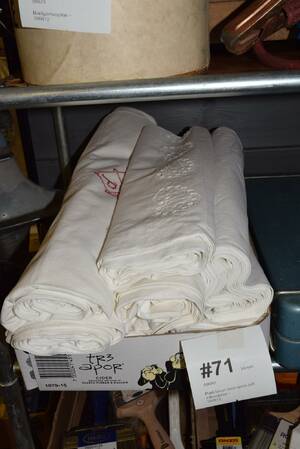 Parti lakan med spets och vitbroderier