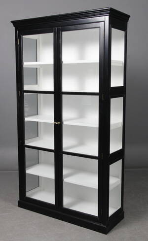 Dobbeltlåget vitrineskab.