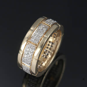 Brillantring af 14 kt. guld og hvidguld, i alt ca. 0.70 ct. Ringstr. 5517,5 Denne vare er sat til omsalg under nyt varenummer 4765401