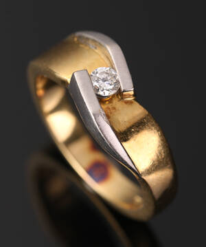 Ring i guldhvidguld i 18 kt prydet med en brillant på ca. 0.20 ct