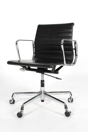 Charles Eames. Kontorstol model EA 117, sort læder 