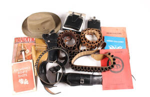 Jagtudstyr samt revolverbælte, bøger m.m.