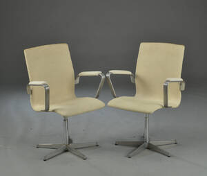 Arne Jacobsen. Par Oxford armstole, model 3271 2 