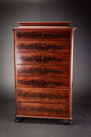 Chiffoniere af nøddetræ