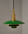  Poul Henningsen 1894-1967. PH 32 pendel af messing med grønlakeret metalskærm