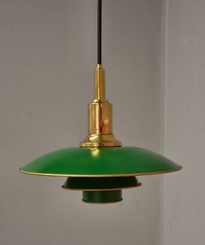  Poul Henningsen 1894-1967. PH 32 pendel af messing med grønlakeret metalskærm