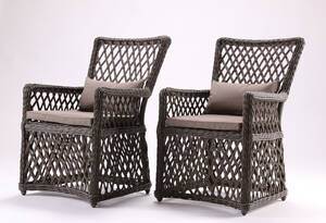 To stole i brunt flettet polyrattan 2