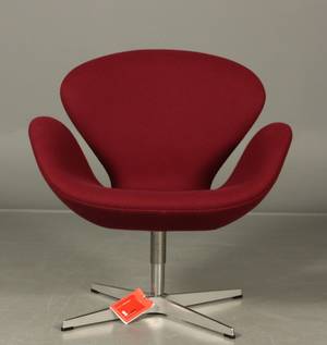 Arne Jacobsen 1902 - 1971. Svanen. Hvilestol med returdrej, model 3320, Red Label