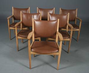 Hans J. Wegner 1914-2007 Seks armstole af egetræ, sæde og ryg betrukket med skind 6