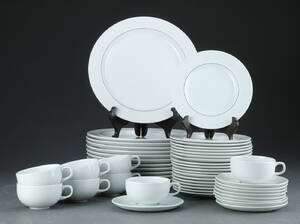 Grethe Meyer for Royal Copenhagen  Aluminia. Blåkant service af fajance 48