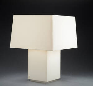 Wanders Wonders bordlampe med kvadratisk fod og let konisk overskærm.