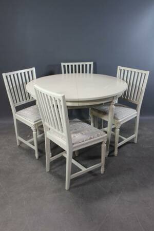 Matgrupp i gustaviansk stil 5 delar , bord och stolar 4 st