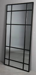 Spejl af sort lakeret jern. H. 204 cm.